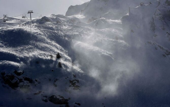 Lawine reißt drei Skifahrer in dem Alpen in den Tod