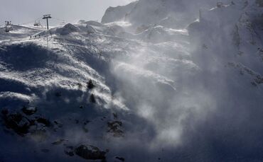 Lawine reißt drei Skifahrer in dem Alpen in den Tod