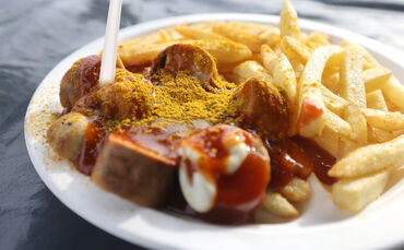 Die drei nicht angemeldeten Service-Kräfte sollen im Herbst 2023 im Imbiss eines Mannes aus Kernen gearbeitet haben (Symbolfoto)