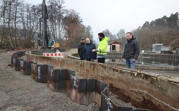 Klärwärter Alexander Schick, Planer Daniel Mignat, Bauamtsleiter Reiner Rabenstein und Bauamtsmitarbeiter Jürgen Hillmann (v.l.)