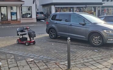 Wenn ein elektrisches Kärrele wie dieses Seniorenmobil auf einem normal großen Parkplatz steht, sieht das komisch aus. Aber ist 