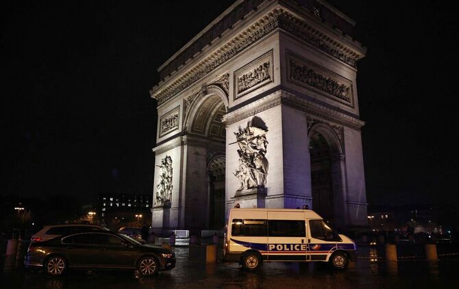 Gendarm am Pariser Triumphbogen angegriffen