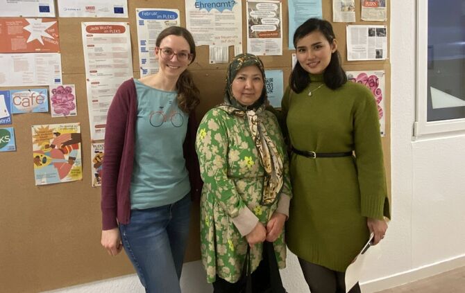 Pleks-Mitarbeiterin Julia, Masume und ihre Tochter Fereshte kurz vor den Tanzproben für "One Billion Rising".