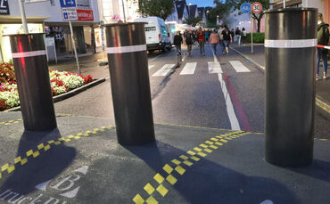 Professionelle Sicherungselemente wie diese mobilen Poller (hier ein Beispielbild aus dem Archiv aus Winnenden) kosten Städte un