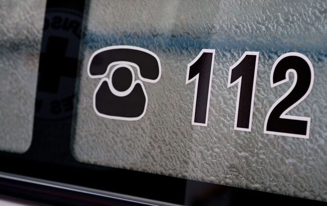 Die Notrufnummer 112 steht auf einem Krankenwagen