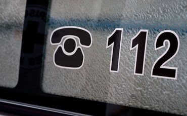 Die Notrufnummer 112 steht auf einem Krankenwagen