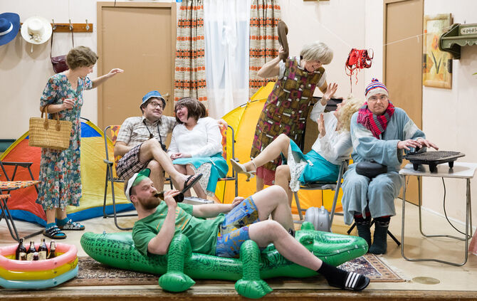 "Mit Schlafsack und Kamillentee oder: Der Traumurlaub": So heißt das Stück der Theatergruppe. Die Darsteller (von links): Leonie