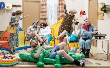 "Mit Schlafsack und Kamillentee oder: Der Traumurlaub": So heißt das Stück der Theatergruppe. Die Darsteller (von links): Leonie