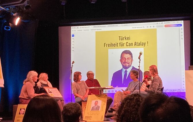 Die Amnesty-Gruppe aus Waiblingen nutzte ihren kurzen Bühnenauftritt im Kulturhaus Schwanen, um auf einen konkreten Menschenrech