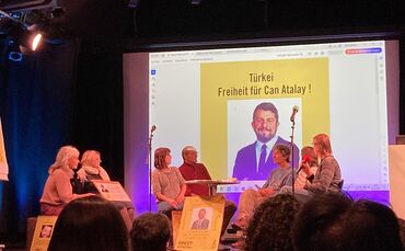 Die Amnesty-Gruppe aus Waiblingen nutzte ihren kurzen Bühnenauftritt im Kulturhaus Schwanen, um auf einen konkreten Menschenrech