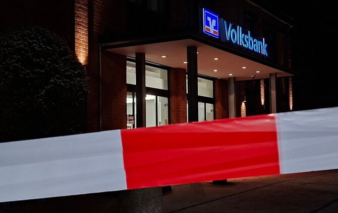 Laut Polizei leerten die Täter beim Einbruch in die Bank in Stuhr bei Bremen 14 Schließfächer.