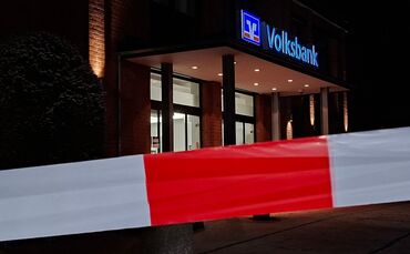 Laut Polizei leerten die Täter beim Einbruch in die Bank in Stuhr bei Bremen 14 Schließfächer.