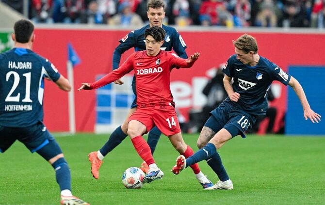 Yuito Suzuki und Freiburg: Von Hoffenheimern umzingelt.