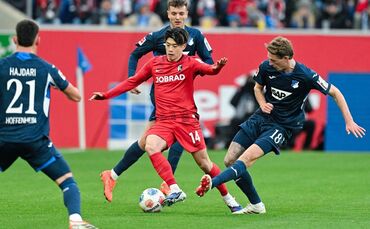 Yuito Suzuki und Freiburg: Von Hoffenheimern umzingelt.