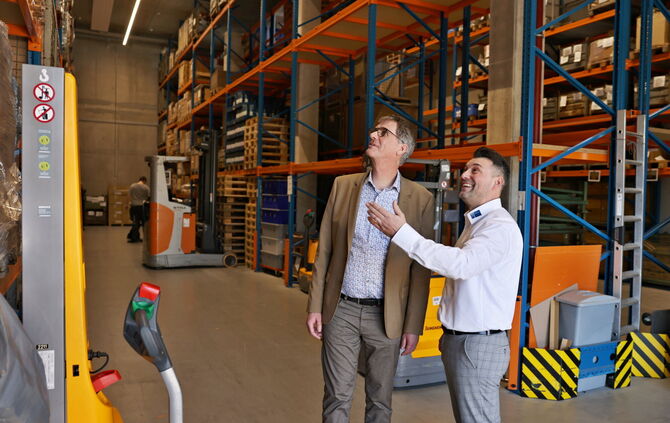 Tilmann Schamal (links) und Holger Kirr im Lager in der Hermann-Hess-Straße: Hier unterstützen Azubis des Berufsbildungswerkes d