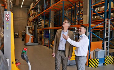 Tilmann Schamal (links) und Holger Kirr im Lager in der Hermann-Hess-Straße: Hier unterstützen Azubis des Berufsbildungswerkes d