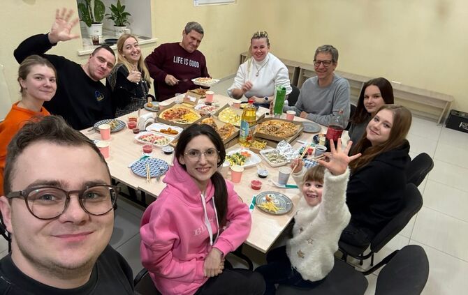 Wie wichtig Gemeinschaft ist, hat Pastor Michl Schneider (Bildmitte im grauen Pulli) auch bei seiner fünften Ukraine-Reise seit