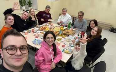 Wie wichtig Gemeinschaft ist, hat Pastor Michl Schneider (Bildmitte im grauen Pulli) auch bei seiner fünften Ukraine-Reise seit 