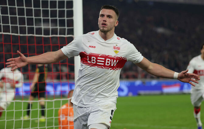 VfB-Stürmer Ermedin Demirovic jubelt nach seinem Tor zum 1:0.