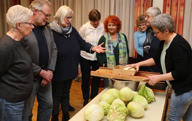 Aus Weißkohl, Salz, Brottrunk und zahlreichen Gewürzen soll in ein paar Tagen Sauerkraut werden. Ute Bartels (rechts) erklärt, w