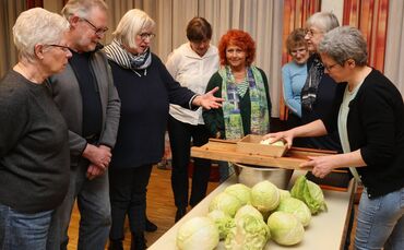 Aus Weißkohl, Salz, Brottrunk und zahlreichen Gewürzen soll in ein paar Tagen Sauerkraut werden. Ute Bartels (rechts) erklärt, w