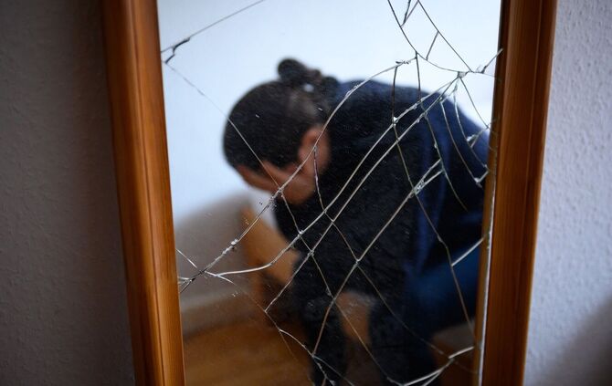 Frauen, die in gewaltvollen Beziehungen leben, tun sich oft schwer, den Partner zu verlassen - vor allem aufgrund von emotionale