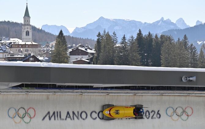 Kim Kalicki fährt mit dem Monobob die Bahn in Cortina hinunter.