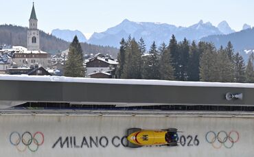 Kim Kalicki fährt mit dem Monobob die Bahn in Cortina hinunter.