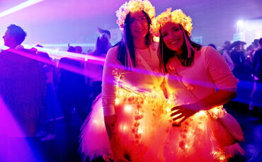 Ausgefallene Kostüme und ausgelassene Stimmung auf dem Handballer-Fasching in Welzheim.