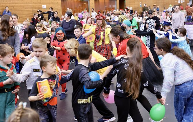Bei der Polonaise durch die Justinus-Kerner-Halle machen alle mit, ob Pilot, Marienkäfer oder Superheld.