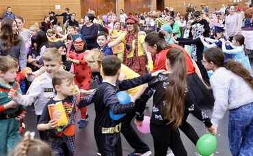 Bei der Polonaise durch die Justinus-Kerner-Halle machen alle mit, ob Pilot, Marienkäfer oder Superheld.