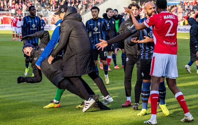 Kurze Rangeleien gab es nach dem Schlusspfiff in Cottbus.