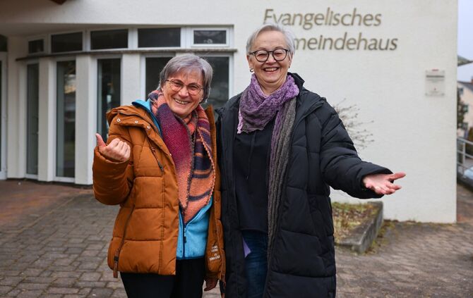 Annerose Deiß (links) und Marlene Schmied vor dem evangelischen Gemeindehaus, dem Treffpunkt der Beinsteiner Landfrauen.