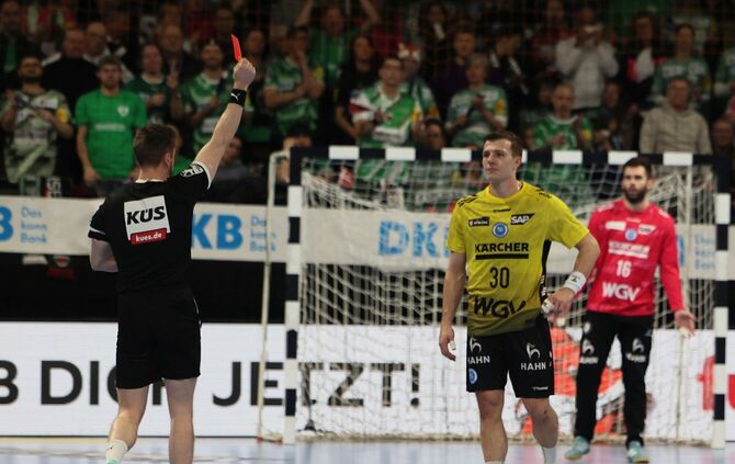 Nach 26 Minuten war für Marco Mengon (hinten Miljan Vujovic) das Debüt beim TVB Stuttgart beendet: Der Neuzugang sah die Rote Ka