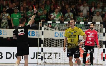 Nach 26 Minuten war für Marco Mengon (hinten Miljan Vujovic) das Debüt beim TVB Stuttgart beendet: Der Neuzugang sah die Rote Ka