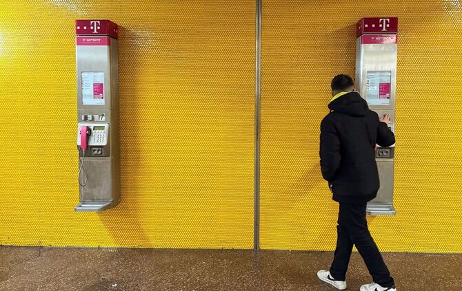 Zwei abgeschaltete öffentliche Telefone