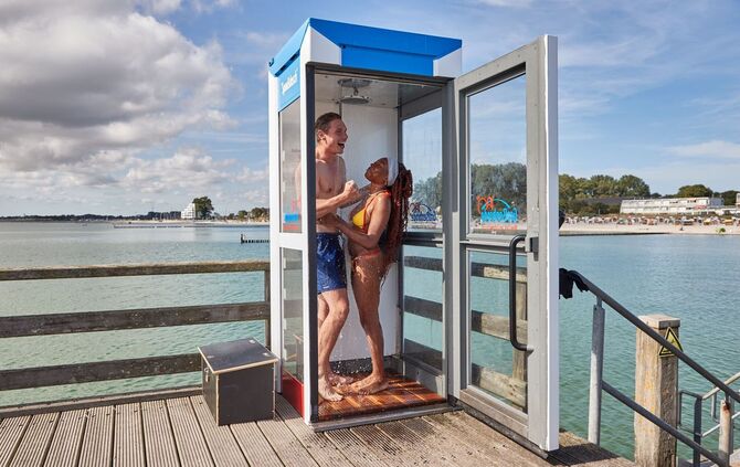 Erstes Seebad mit zur Dusche umfunktionierter Telefonzelle