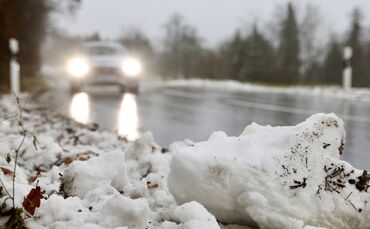 Der Fahrer kollidierte auf der schneebedeckten Fahrbahn mit einem geparkten Pkw (Symbolfoto).