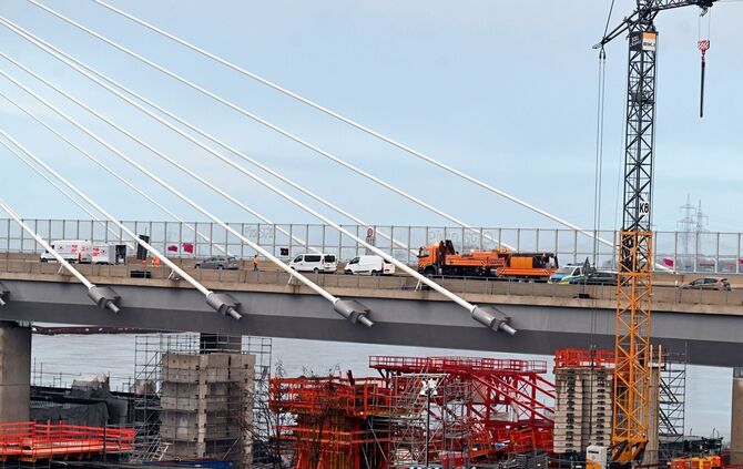 Leverkusener Rheinbrücke wegen herabfallender Eisstücke gesperrt