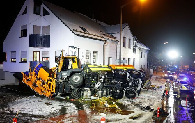 Räumfahrzeug umgekippt