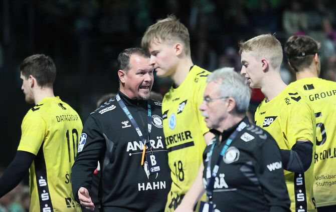 Der TVB-Trainer Misha Kaufmann (Zweiter von links) war über weite Strecken zufrieden mit der Leistung seiner Mannschaft in Berli