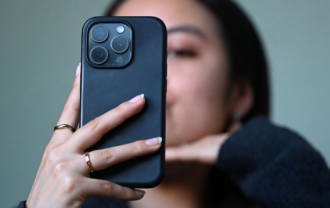 Junge Frau nimmt Selfie auf
