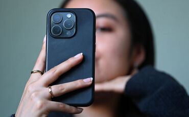 Junge Frau nimmt Selfie auf