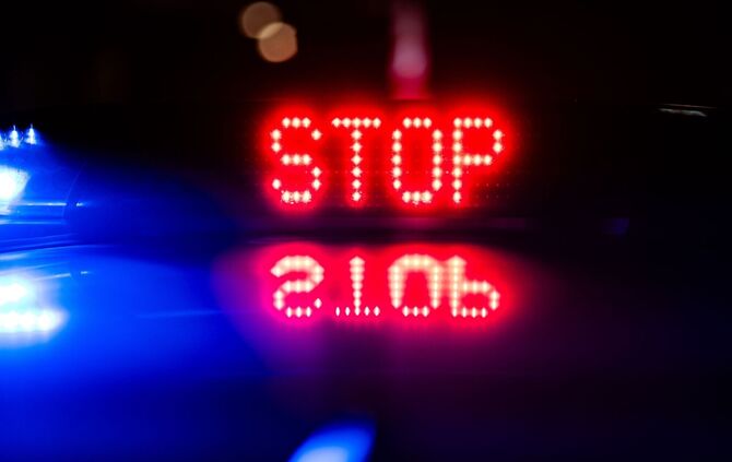 Die Signale zum Anhalten ignorierte der Fahrer. (Symbolbild)
