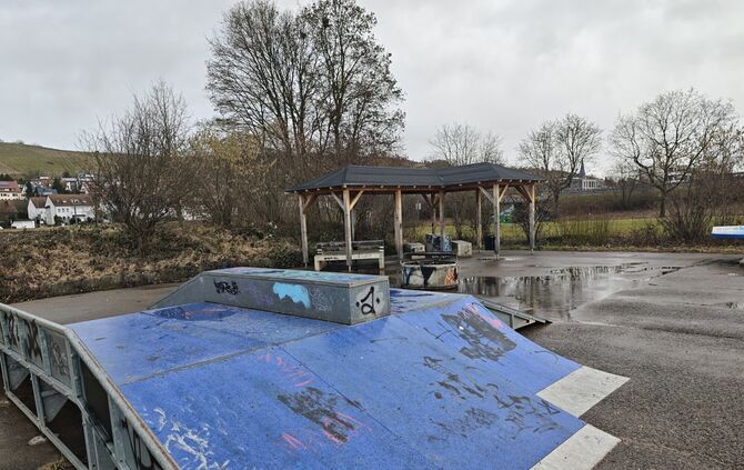 Einmal mehr haben Unbekannte am Unterstand an der Skatebahn an der Mittelquerspange gezündelt.
