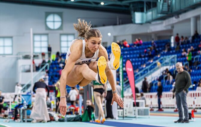 Teresie Hess, hier im Weitsprung, sicherte sich bei den deutschen Mehrkampfmeisterschaften den dritten Platz.