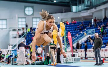 Teresie Hess, hier im Weitsprung, sicherte sich bei den deutschen Mehrkampfmeisterschaften den dritten Platz.