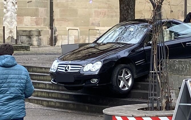 Nicht zum ersten Mal ist, wie Gewerbetreibende berichten, ein Auto nahe der Stadtkirche an der Treppe hängen geblieben. (Archivf