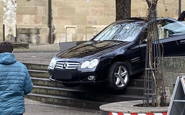 Nicht zum ersten Mal ist, wie Gewerbetreibende berichten, ein Auto nahe der Stadtkirche an der Treppe hängen geblieben. (Archivf