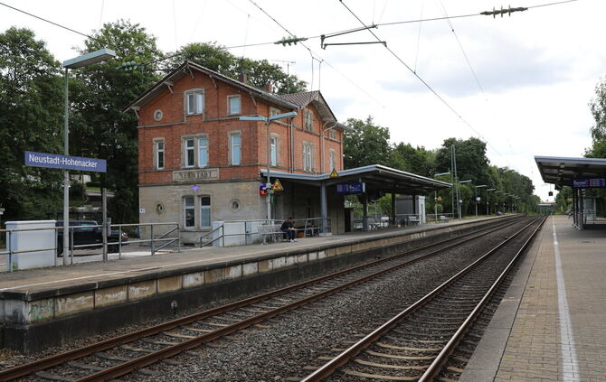 Ein 45-Jähriger war auf den Gleisen am Bahnhof Neustadt (Symbolfoto).